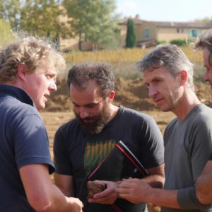 Die beiden Permakultur-Spezialisten Josef Andreas Holzer und Jens Kalkhof liefern das Konzept. Von links: Josef Andreas Holzer, Erik Bergmann (Winzer), Daniel Wyss (Delinat- Winzerberater), Jens Kalkhof.